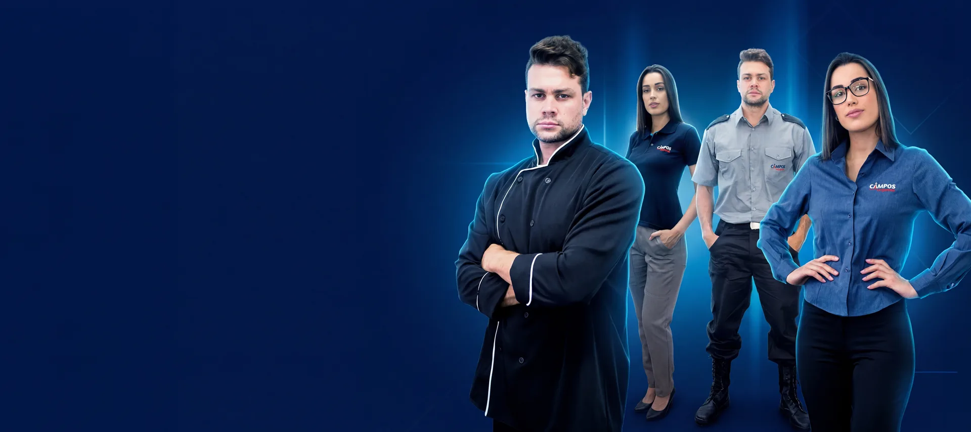 Equipe usando uniformes corporativos